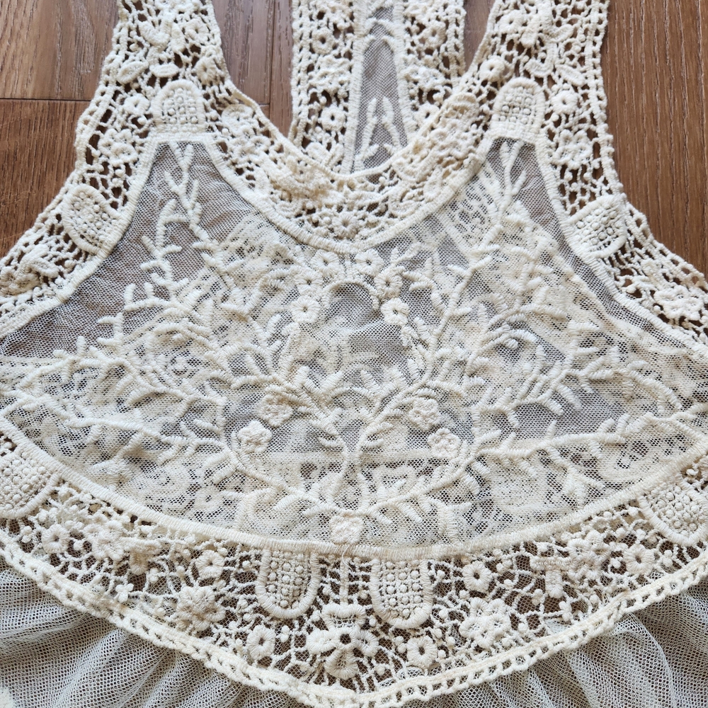 Chic Lace Crochet Sleeveless Top - Picture 2 of 3